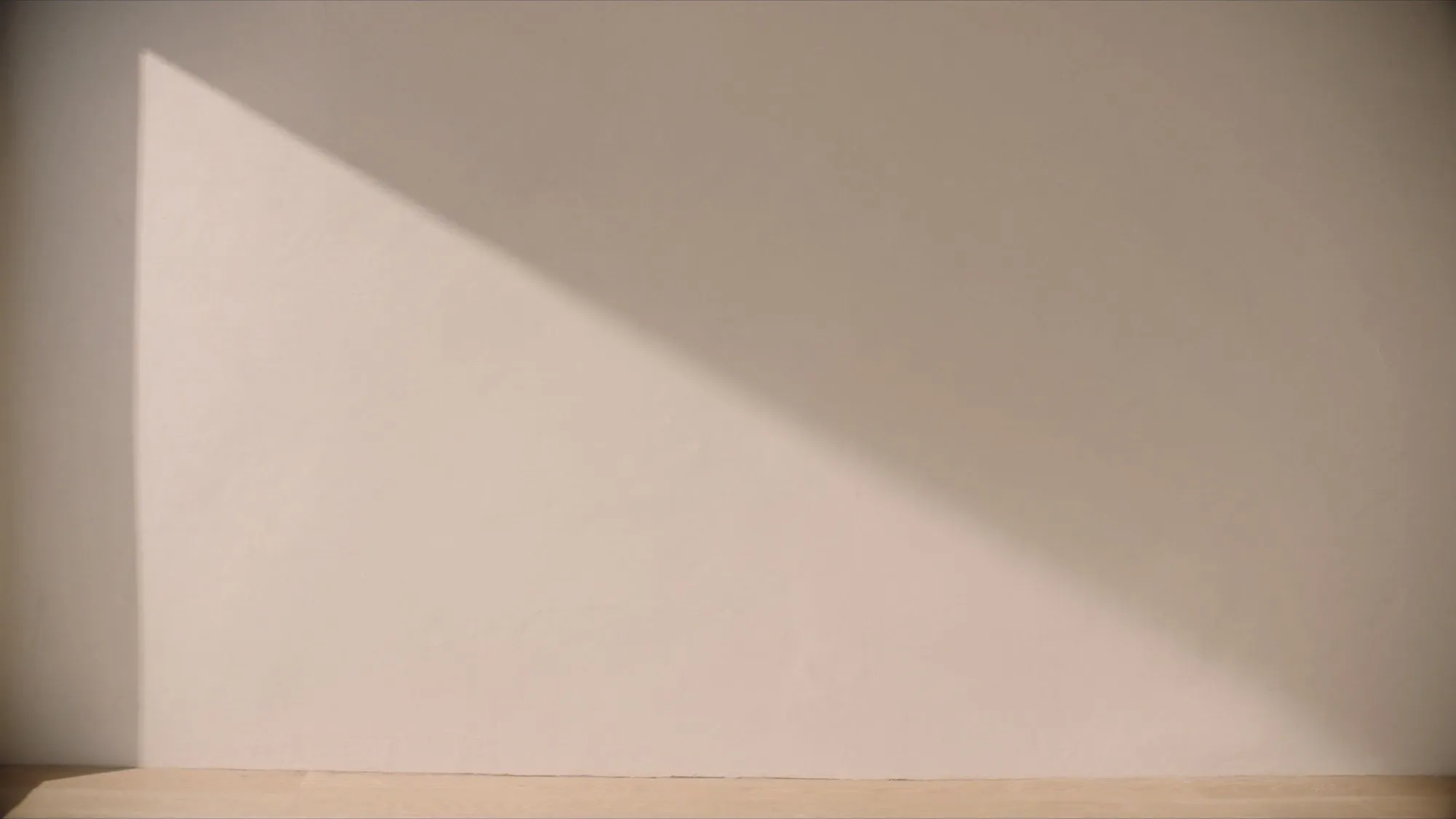 Le mur préparé : surface parfaitement lisse sous la lumière rasante